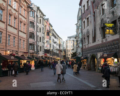 Menschen schlendern Sie durch die Weihnachts-Marker in Innsbruck, Österreich Stockfoto