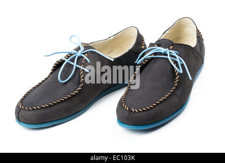 Schwarze Herren Leder Slipper mit blauen Sohlen und Schnürsenkel auf weißem Hintergrund Stockfoto