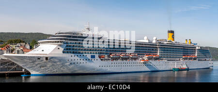 Panorama der Kreuzfahrt Schiff Costa Atlantica verankert im Hafen von Bergen, Norwegen. Stockfoto