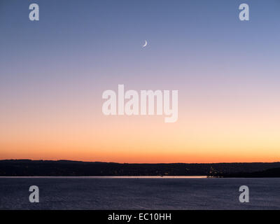 Halbmond über dem Bodensee bei Sonnenuntergang Meersburg Baden-Württemberg Deutschland Stockfoto