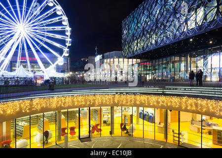 Die Bibliothek des Birmingham im Centenary Square, Birmingham, England, und Riesenrad. Stockfoto