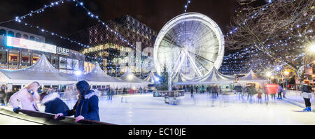 Weihnachten-Eislaufbahn und Riesenrad außerhalb der Library of Birmingham in Centenary Square. Stockfoto