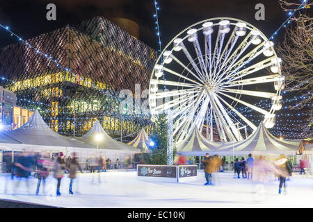 Weihnachten-Eislaufbahn und Riesenrad außerhalb der Library of Birmingham in Centenary Square. Stockfoto