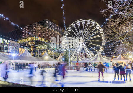 Die Eislaufbahn und Riesenrad im Centenary Square, Birmingham zu Weihnachten. Stockfoto