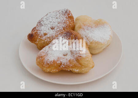 Bulgarische Mekitsa (oder Mekica). Teig gebraten in tiefen Öl mit Puderzucker, bulgarische Frühstück, traditionelle Küche. Stockfoto