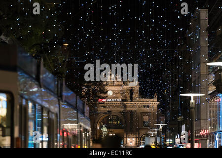 Zürich Hauptbahnhof nachts kaum sichtbar hinter Tausende von kleinen Lichtern die Weihnachtsbeleuchtung an der Bahnhofstrasse. Stockfoto