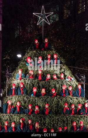 Schüler von Zürich führen Weihnachtslieder wie "Singing Christmas Tree" in der Stadt Zürich Stockfoto