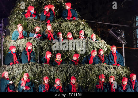 Schüler von Zürich führen Weihnachtslieder wie "Singing Christmas Tree" in der Stadt Zürich Stockfoto