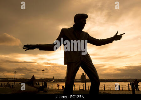 Skulptur von Billy Fury 1940-1983 von Tom Murphy an den Albert Docks, Liverpool, England Stockfoto