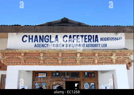 Cafe am Chang La Pass in Ladakh ist die dritte höchste befahrbare Pass der Welt Stockfoto