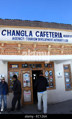 Cafe am Chang La Pass in Ladakh ist die dritte höchste befahrbare Pass der Welt Stockfoto