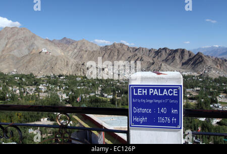 Leh Palace-Blick von der Shanti Stupa in Ladakh Stockfoto