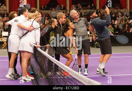 London, UK. 7. Dezember 2014. Amerikanischen Tennis-Star Andy Roddick nimmt eine Selfie mit den beiden Teams, von links: Billie Jean King, Tim Henman, Kim Clijsters, Jamie Murray, Martina Hingis, Elton John, Heather Watson, John McEnroe und Andy Roddick. 22. Mylan World Team Tennis Smash Hits, zum ersten Mal in der Royal Albert Hall, London, statt. Teilnehmer der Veranstaltung gehören Team Elton John: Andy Roddick, John McEnroe, Heather Watson und Martina Hingis und Team Billie Jean: Kim Clijsters, Sabine Lisicki, Tim Henman und Jamie Murray. Die Veranstaltung sammelt Geld für die Elton John Aids Foundation (EJ Stockfoto