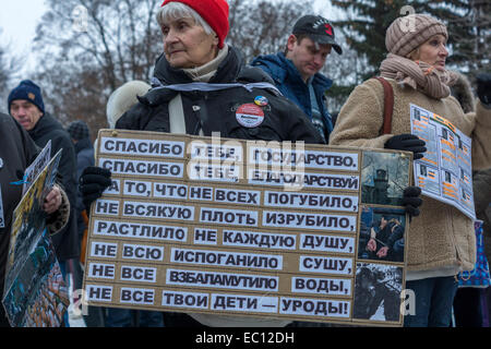 Jaroslawl, Russland. 7. Dezember 2014. Russische ältere Demonstrant mit einem SignPeople in Jaroslawl, Russland fordern Bürgermeisterwahlen. Es wird befürchtet, dass neue Bürgermeister eher ernannt werden. Bildnachweis: Elkhan Mamedov/Alamy Live-Nachrichten Stockfoto