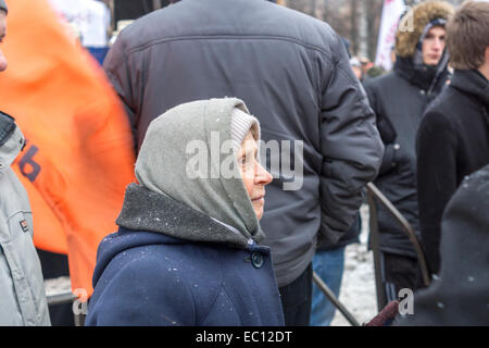 Jaroslawl, Russland. 7. Dezember 2014. Ältere Frau unter Demonstranten in Jaroslawl, RussiaPeople in Jaroslawl, Russland fordern Bürgermeisterwahlen. Es wird befürchtet, dass neue Bürgermeister eher ernannt werden. Bildnachweis: Elkhan Mamedov/Alamy Live-Nachrichten Stockfoto