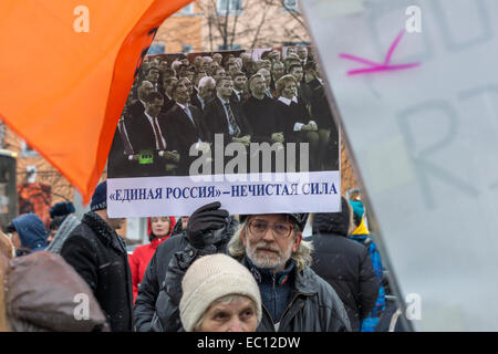 Jaroslawl, Russland. 7. Dezember 2014. Der Demonstrant Zeichen fordert regierenden Partei "Geeintes Russland" böse SpiritPeople in Jaroslawl, Russland fordern Bürgermeisterwahlen. Es wird befürchtet, dass neue Bürgermeister eher ernannt werden. Bildnachweis: Elkhan Mamedov/Alamy Live-Nachrichten Stockfoto