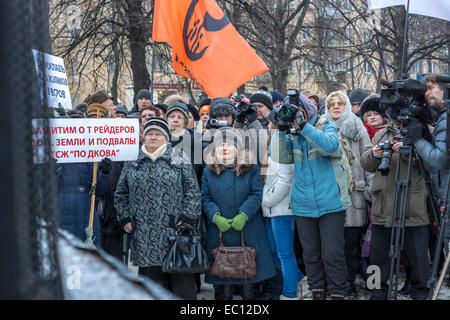 Jaroslawl, Russland. 7. Dezember 2014. Menschen hören auf öffentliche Redner bei der MeetingPeople in Jaroslawl, Russland fordern Bürgermeisterwahlen. Es wird befürchtet, dass neue Bürgermeister eher ernannt werden. Bildnachweis: Elkhan Mamedov/Alamy Live-Nachrichten Stockfoto