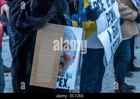 Jaroslawl, Russland. 7. Dezember 2014. Der Demonstrant gefalteten Zeichen mit einem Bild des lachenden Präsident PutinPeople in Jaroslawl, Russland fordern Bürgermeisterwahlen. Es wird befürchtet, dass neue Bürgermeister eher ernannt werden. Bildnachweis: Elkhan Mamedov/Alamy Live-Nachrichten Stockfoto