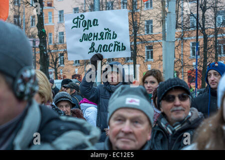 Jaroslawl, Russland. 7. Dezember 2014. Mann mit einem Schild, das liest "Zeit, die Kraft zu ändern". Menschen in Jaroslawl, Russland fordern Bürgermeisterwahlen. Es wird befürchtet, dass neue Bürgermeister eher ernannt werden. Bildnachweis: Elkhan Mamedov/Alamy Live-Nachrichten Stockfoto