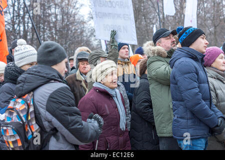 Jaroslawl, Russland. 7. Dezember 2014. Menschen hören auf öffentlichen SpeakersPeople in Jaroslawl, Russland fordern Bürgermeisterwahlen. Es wird befürchtet, dass neue Bürgermeister eher ernannt werden. Bildnachweis: Elkhan Mamedov/Alamy Live-Nachrichten Stockfoto