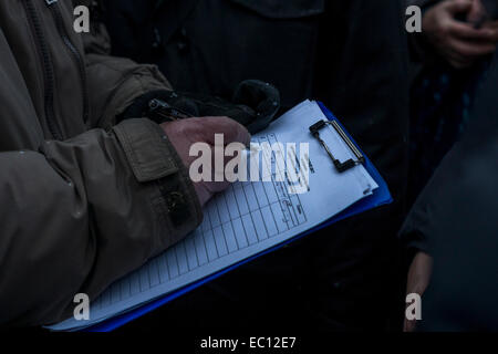 Jaroslawl, Russland. 7. Dezember 2014. Demonstrant unterschreibt eine PetitionPeople in Jaroslawl, Russland fordern Bürgermeisterwahlen. Es wird befürchtet, dass neue Bürgermeister eher ernannt werden. Bildnachweis: Elkhan Mamedov/Alamy Live-Nachrichten Stockfoto