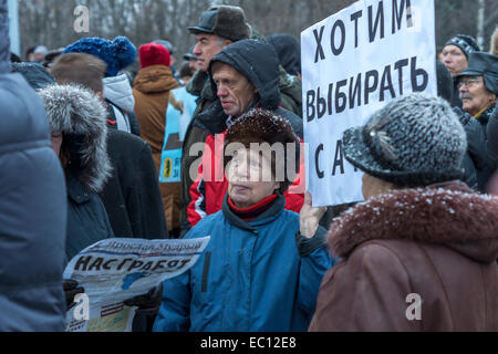 Jaroslawl, Russland. 7. Dezember 2014. Frau mit einem Schild "Wir wollen elect'People in Jaroslawl, Russland-Aufruf für Bürgermeisterwahlen. Es wird befürchtet, dass neue Bürgermeister eher ernannt werden. Bildnachweis: Elkhan Mamedov/Alamy Live-Nachrichten Stockfoto