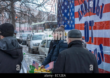 Jaroslawl, Russland. 7. Dezember 2014. "Bananen aus Obama" - über große amerikanische Flagge auf dem Rücken. Menschen in Jaroslawl, Russland fordern Bürgermeisterwahlen. Es wird befürchtet, dass neue Bürgermeister eher ernannt werden. Bildnachweis: Elkhan Mamedov/Alamy Live-Nachrichten Stockfoto