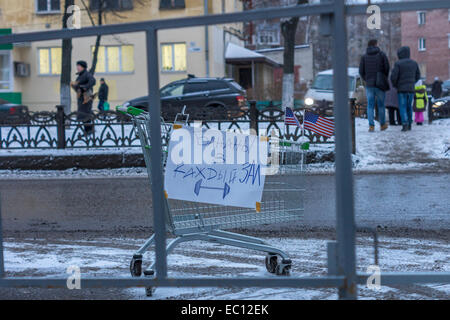 Jaroslawl, Russland. 7. Dezember 2014. Wagen nach Loyalisten LeftPeople in Jaroslawl, Russland fordern Bürgermeisterwahlen hatte aufgegeben. Es wird befürchtet, dass neue Bürgermeister eher ernannt werden. Bildnachweis: Elkhan Mamedov/Alamy Live-Nachrichten Stockfoto