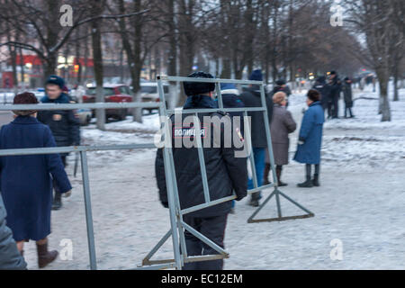 Jaroslawl, Russland. 7. Dezember 2014. Polizisten tragen Zäune AwayPeople in Jaroslawl, Russland fordern Bürgermeisterwahlen. Es wird befürchtet, dass neue Bürgermeister eher ernannt werden. Bildnachweis: Elkhan Mamedov/Alamy Live-Nachrichten Stockfoto