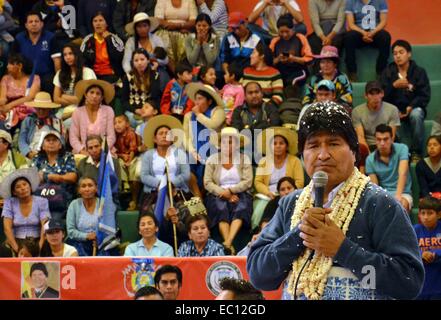 Cochabamba, Bolivien. 7. Dezember 2014. Boliviens Präsident Evo Morales (vorne) hält eine Rede während einer Lieferung Zeremonie des Kolosseums in der Stadt Tacachi, 75km entfernt von der Stadt Cochabamba, Bolivien, 7. Dezember 2014. Bildnachweis: Jorge Mamani/ABI/Xinhua/Alamy Live-Nachrichten Stockfoto