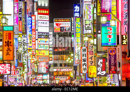 TOKYO, JAPAN - 14. März 2014: Zeichen Linie dicht eine Gasse in Kabuki-Cho. Die Gegend ist eine renommierte Nachtleben und Rotlicht-distri Stockfoto