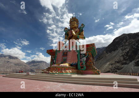 Maitreya Buddha unter Diskit Kloster in Ladakh Nubra Valley und Umgebung Stockfoto