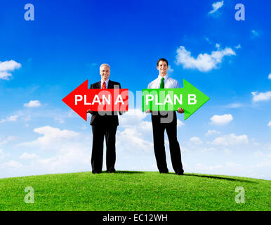 Zwei Geschäftsleute mit kontrastierenden Pfeile für Plan A und Plan B Stockfoto