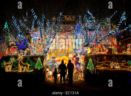 Alex Goodhind Weihnachten Dekoration Haus in Melksham,Wiltshire,UK.200,000 Lichter beleuchten der Eigenschaft jedes Xmas.a Stockfoto