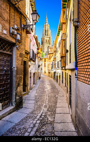 Toledo, Spanien Gasse in Richtung Kathedrale von Toledo. Stockfoto