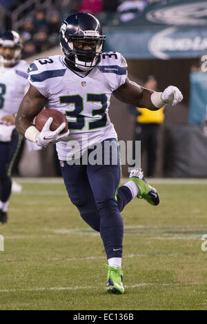 7. Dezember 2014: Seattle Seahawks Runningback Christine Michael (33) läuft mit dem Ball während der NFL-Spiel zwischen den Seattle Seahawks und die Philadelphia Eagles am Lincoln Financial Field in Philadelphia, Pennsylvania. Die Seattle Seahawks gewann 24-14. Stockfoto
