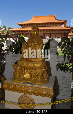 Statue des Bodhisattva Avalokitesvara, die auf Lotus Thron, auf zwei Drachen, buddhistische Tempel, Hsi Lai Tempel, Hacienda Heights, Kalifornien Stockfoto