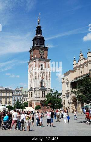 Rathausturm auf dem Marktplatz in Krakau in Polen. Stockfoto