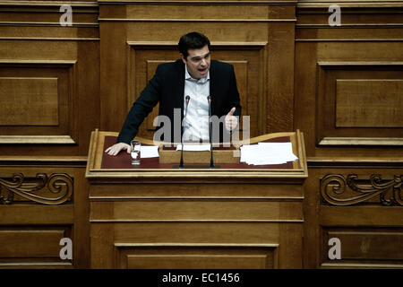 Athen, Griechenland. 7. Dezember 2014. Griechenlands größte Führer Alexis Tsipras der Syriza Oppositionspartei spricht bei einem Parlament treffen für eine Abstimmung über den Haushalt des Landes 2015 in Athen am Sonntag, 7. Dezember 2014. Bildnachweis: Konstantinos Tsakalidis/Alamy Live-Nachrichten Stockfoto