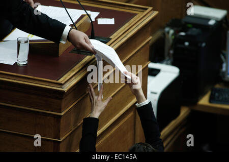 Athen, Griechenland. 7. Dezember 2014. Alamy Live News: Wir entschuldigen uns für das Fehlen von Beschriftung für dieses Bild. Wir tun unser Bestes, um diesen Fehler zu beheben. Bildnachweis: Konstantinos Tsakalidis/Alamy Live-Nachrichten Stockfoto