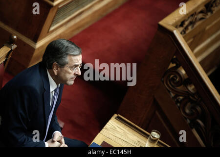 Athen, Griechenland. 7. Dezember 2014. Griechenlands Premier Antonis Samaras besucht eine Parlaments-Sitzung für eine Abstimmung über den Haushalt des Landes 2015 in Athen am Sonntag, 7. Dezember 2014. Griechenlands 300-köpfigen Parlament verabschiedet Haushalt 2015 Montag früh, mit 155 Mitglieder stimmen für und 134 gegen. Ein Stellvertreter gewählt "präsentieren". Bildnachweis: Konstantinos Tsakalidis/Alamy Live-Nachrichten Stockfoto