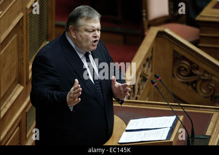 Athen, Griechenland. 7. Dezember 2014. Stellvertretender Ministerpräsident und Minister für auswärtige Angelegenheiten Evangelos Venizelos während einer Debatte im Parlament vor der Abstimmung über den Haushalt des Landes 2015 in Athen Griechenlands. Griechenlands 300-köpfigen Parlament verabschiedet Haushalt 2015 Montag früh, mit 155 Mitglieder stimmen für und 134 gegen. Ein Stellvertreter gewählt "präsentieren". Bildnachweis: Konstantinos Tsakalidis/Alamy Live-Nachrichten Stockfoto