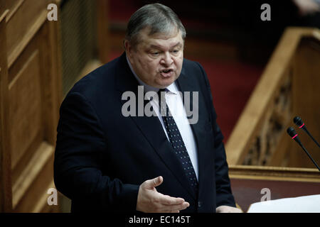 Athen, Griechenland. 7. Dezember 2014. Stellvertretender Ministerpräsident und Minister für auswärtige Angelegenheiten Evangelos Venizelos während einer Debatte im Parlament vor der Abstimmung über den Haushalt des Landes 2015 in Athen Griechenlands. Bildnachweis: Konstantinos Tsakalidis/Alamy Live-Nachrichten Stockfoto