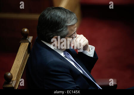 Athen, Griechenland. 7. Dezember 2014. Griechenlands Premier Antonis Samaras besucht eine Parlaments-Sitzung für eine Abstimmung über den Haushalt des Landes 2015 in Athen am Sonntag, 7. Dezember 2014. Griechenlands 300-köpfigen Parlament verabschiedet Haushalt 2015 Montag früh, mit 155 Mitglieder stimmen für und 134 gegen. Ein Stellvertreter gewählt "präsentieren". Bildnachweis: Konstantinos Tsakalidis/Alamy Live-Nachrichten Stockfoto