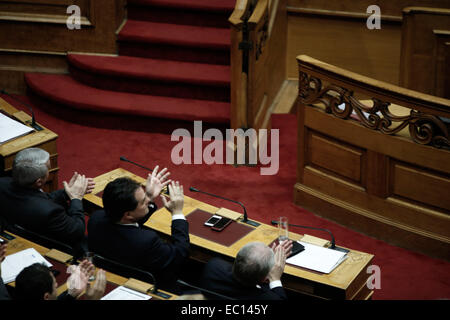 Athen, Griechenland. 7. Dezember 2014. Staatlichen Gesetzgeber applaudieren Premier Antonis Samaras während seiner Rede bei einem Parlament treffen für eine Abstimmung über den Haushalt des Landes 2015 in Athen am Sonntag, 7. Dezember 2014. Bildnachweis: Konstantinos Tsakalidis/Alamy Live-Nachrichten Stockfoto