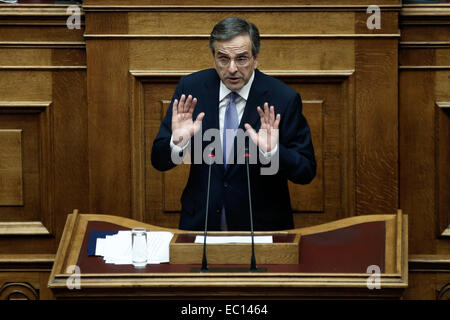 Athen, Griechenland. 7. Dezember 2014. Griechenlands Premier Antonis Samaras spricht bei einem Parlament treffen für eine Abstimmung über den Haushalt des Landes 2015 in Athen am Sonntag, 7. Dezember 2014. Griechenlands 300-köpfigen Parlament verabschiedet Haushalt 2015 Montag früh, mit 155 Mitglieder stimmen für und 134 gegen. Ein Stellvertreter gewählt "präsentieren". Bildnachweis: Konstantinos Tsakalidis/Alamy Live-Nachrichten Stockfoto