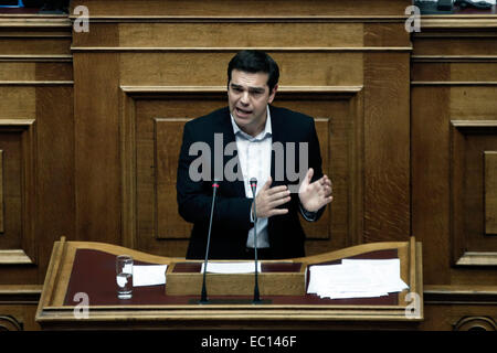 Athen, Griechenland. 7. Dezember 2014. Griechenlands größte Führer Alexis Tsipras der Syriza Oppositionspartei spricht bei einem Parlament treffen für eine Abstimmung über den Haushalt des Landes 2015 in Athen am Sonntag, 7. Dezember 2014. Bildnachweis: Konstantinos Tsakalidis/Alamy Live-Nachrichten Stockfoto