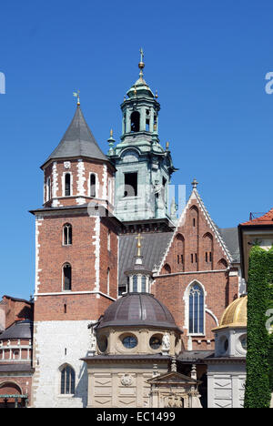 Kathedrale und die Kapelle als Teil des königlichen Schlosses in Wawel Hil von Krakau in Polen. Stockfoto