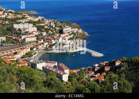 Küstennahen Dorf von Cerbere gesehen von oben, Mittelmeer, Vermilion Küste, Roussillon, Frankreich Stockfoto