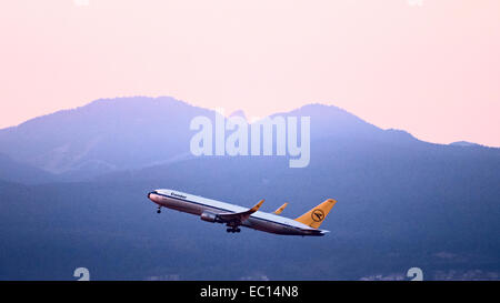 Condor Airlines Boeing 767 in Retro-Lackierung startet vom internationalen Flughafen Vancouver Kanada. Stockfoto